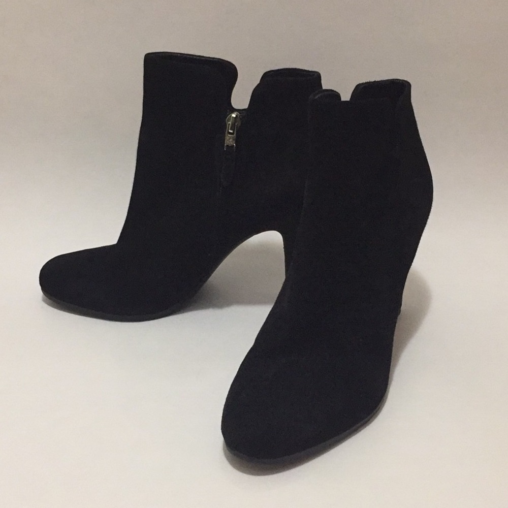 SUMPTUOUS SAM EDELMAN BLACK SUEDE BOOTIES W/zipper